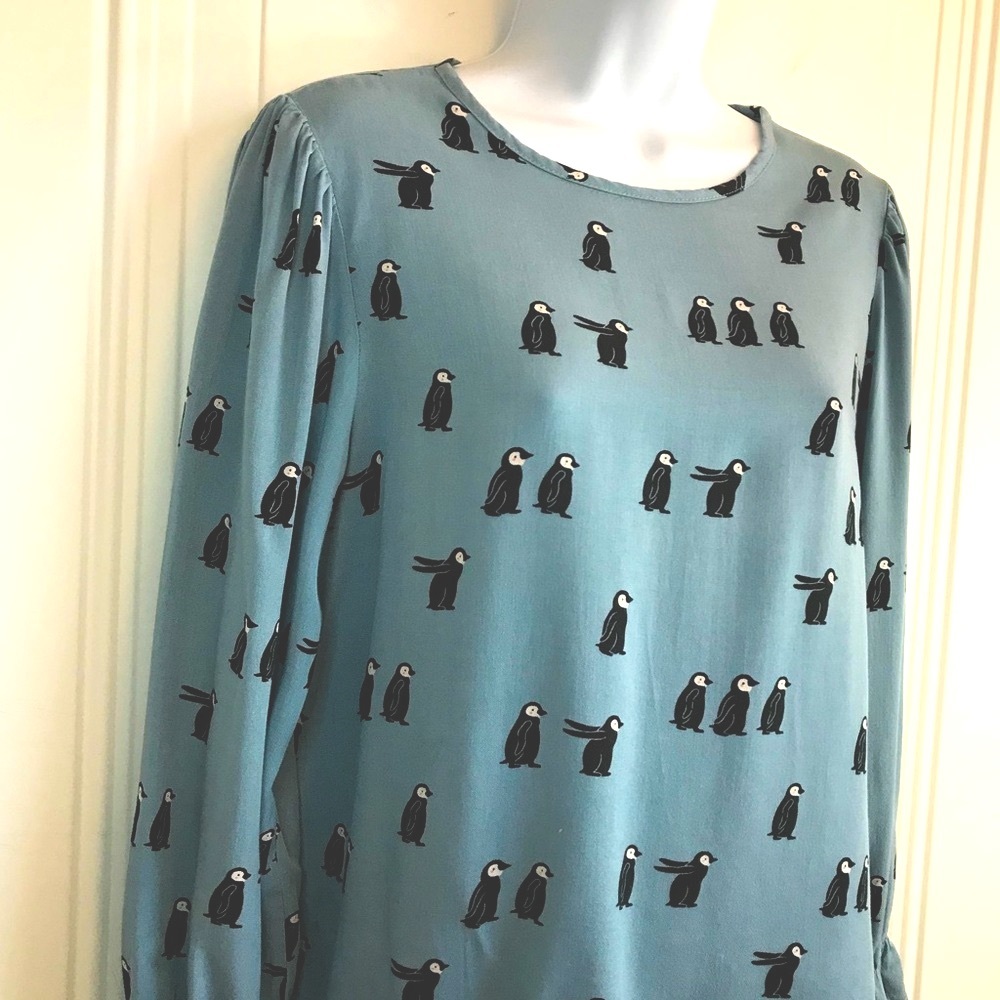 🔴 4/$15 Penguin print blue long ruffle edge sleeve viscose blouse size M in EUC - Picture 6 of 16
